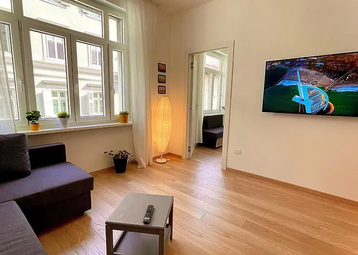 Residence Neverin Luxury-Apartments With Garage- Close To Piazza Unita & Train Station Διαμέρισμα *