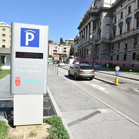 Lägenhet Residence Neverin City Center With Garage Near Piazza Unita & Train Station *