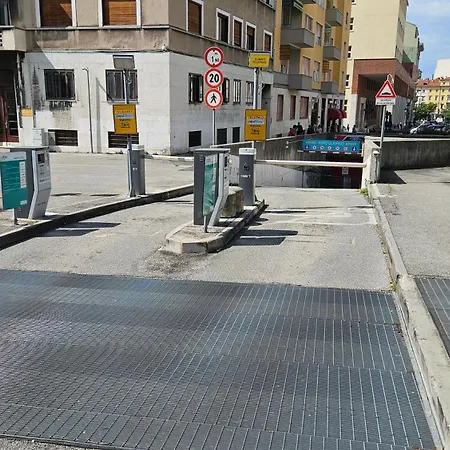 Neverin Luxury-apartments With Garage- Close To Piazza Unita & Train Station Triëst