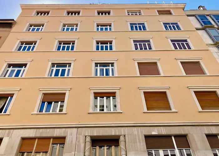 Neverin Luxury-apartments With Garage- Close To Piazza Unita & Train Station Appartement