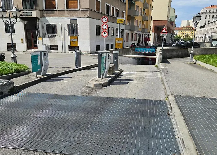 Neverin Luxury-apartments With Garage- Close To Piazza Unita & Train Station Triëst